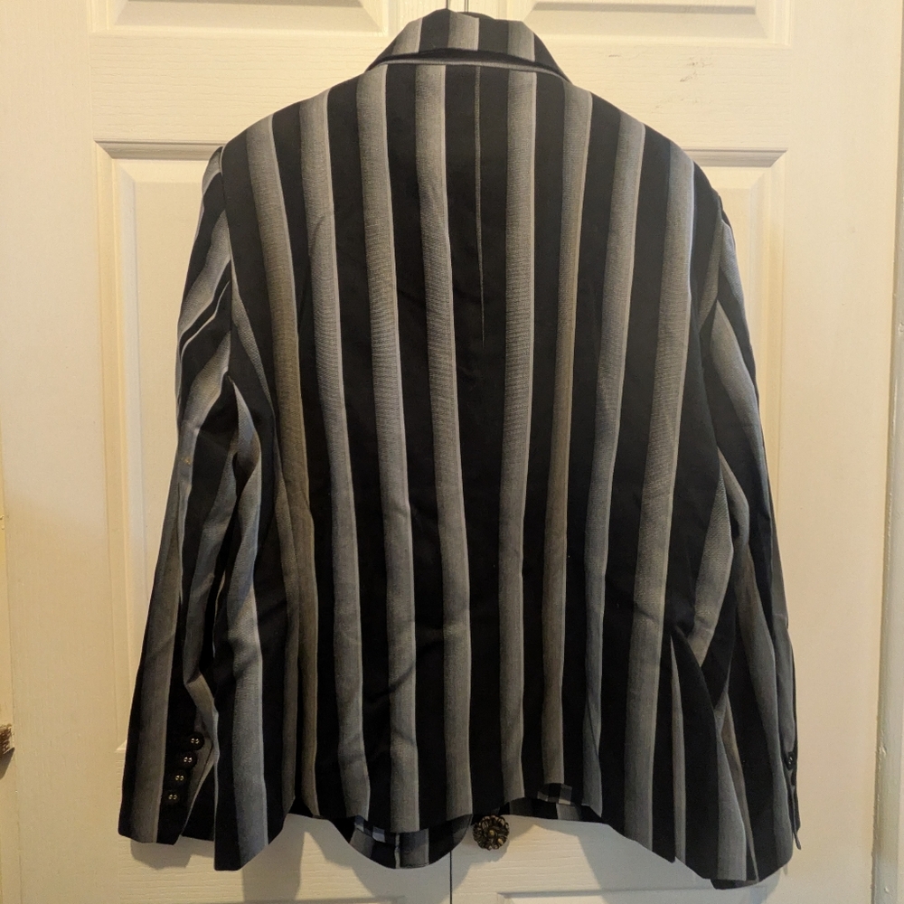 Wednesday Nevermore Academy Uniform Blazer With Embroidered Patch Size XL New - Picture 11 of 14